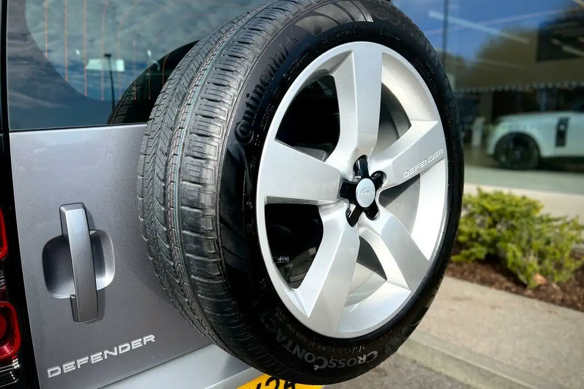 2024-land-rover-90-defender-20-p300-se-big-29