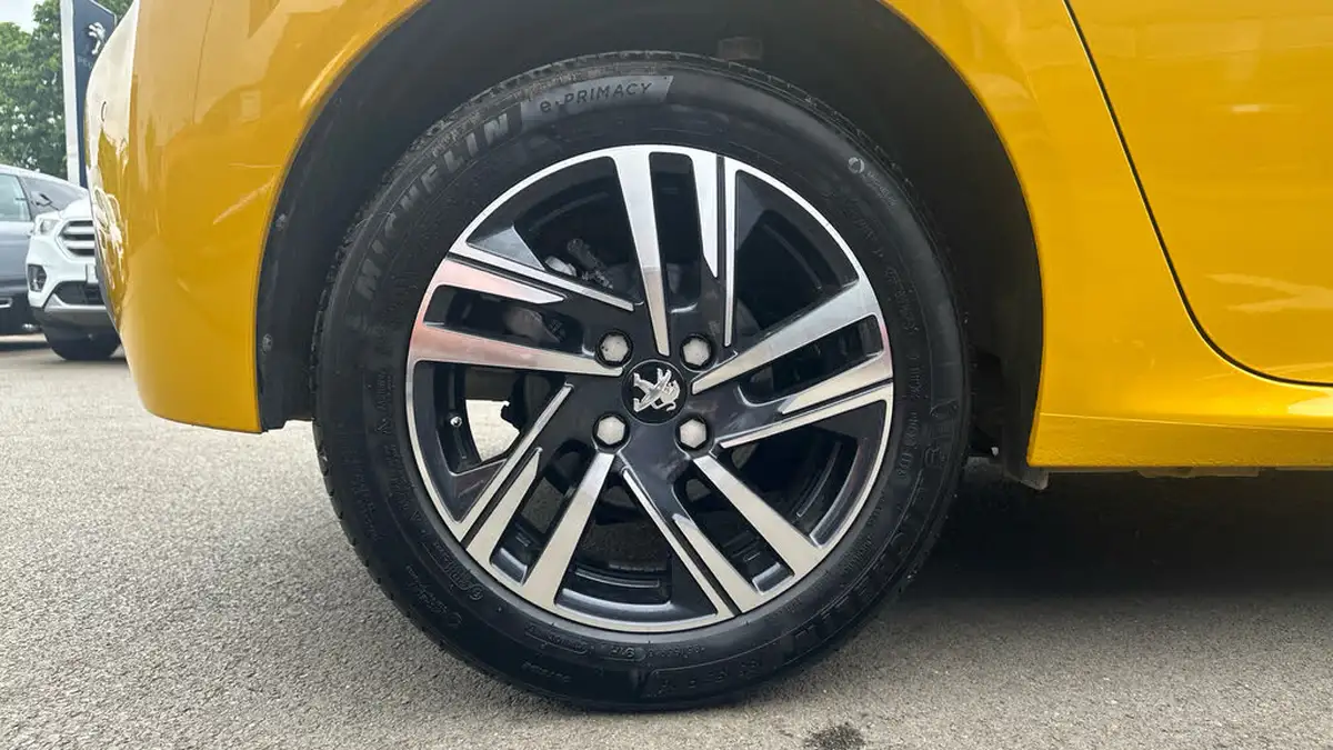 2023-peugeot-208-12-puretech-active-premium-100ps-eat8-big-15