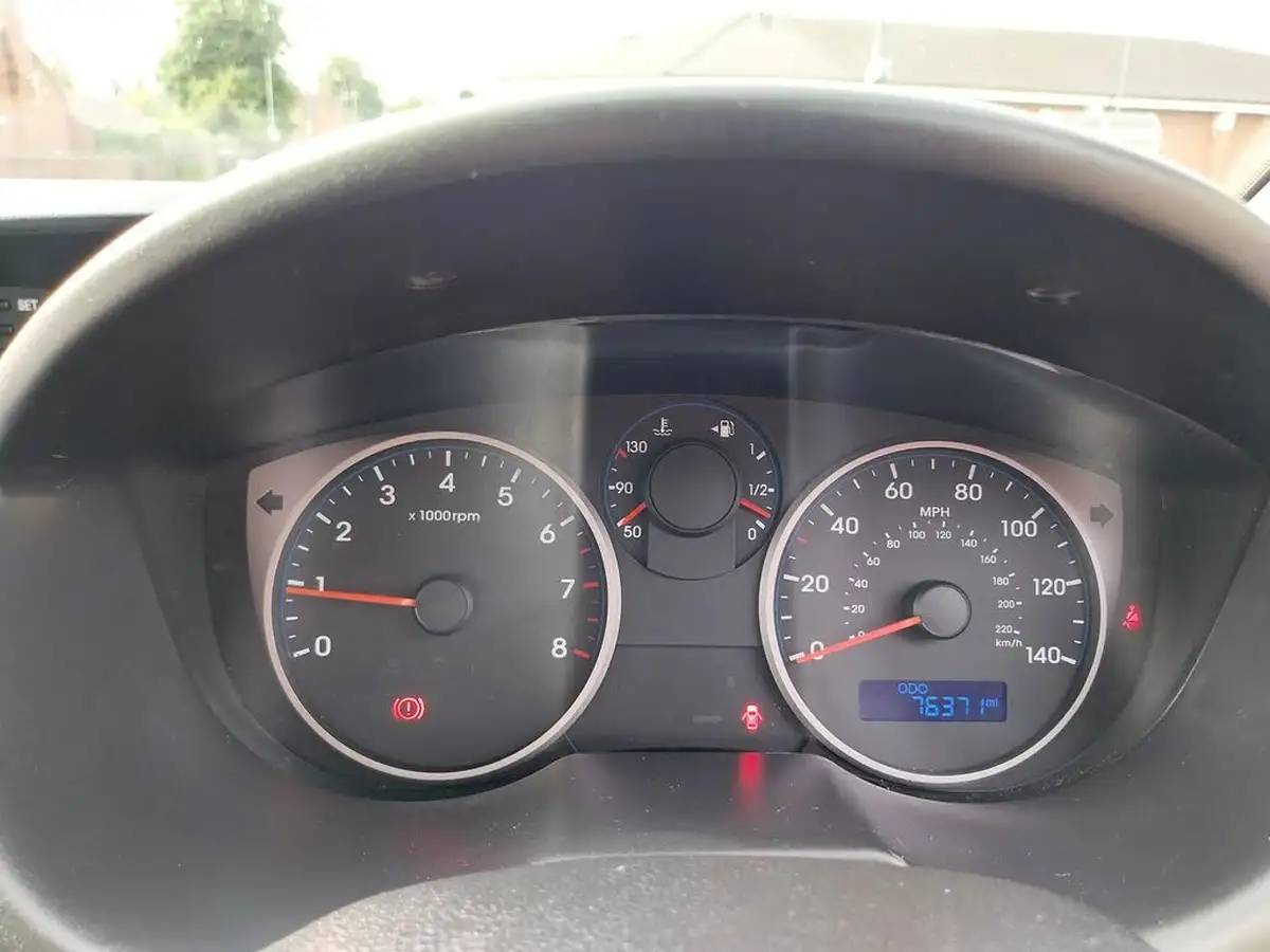 2013-hyundai-i20-12-active-5d-big-13