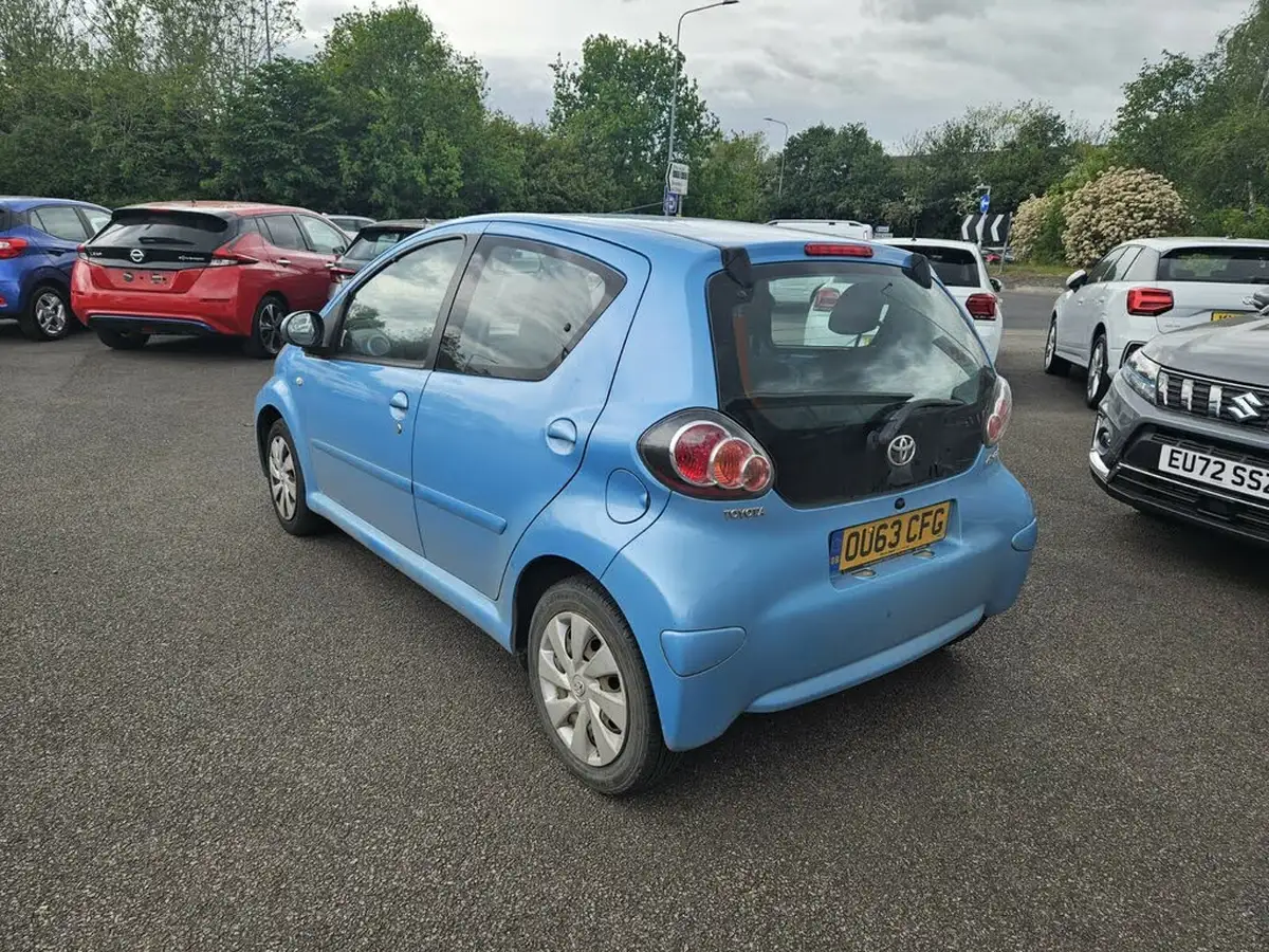 2013-toyota-aygo-10-move-5d-big-3