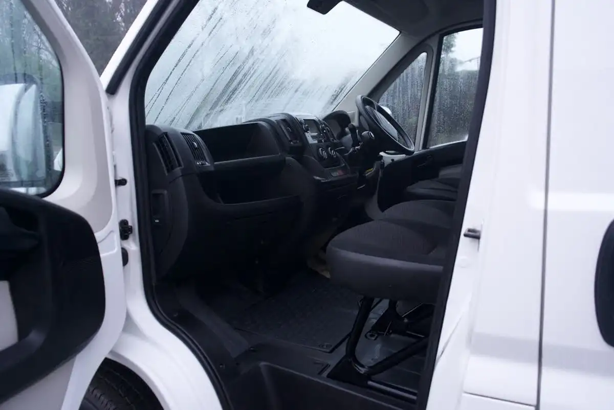 2019-peugeot-boxer-22-bluehdi-professional-335-l3-h2-panel-big-26