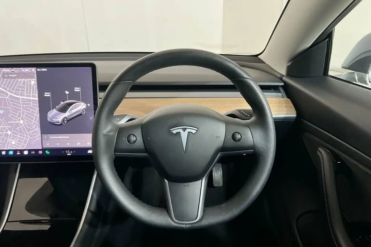 2020-tesla-model-3-e-long-range-big-10