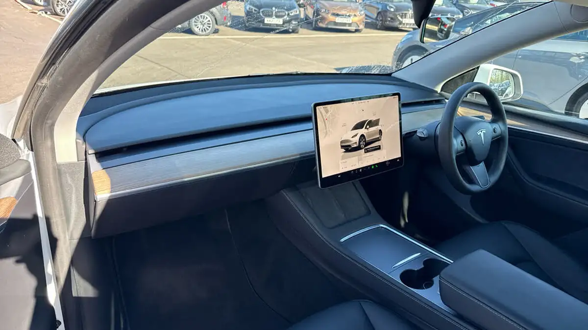 2022-tesla-model-y-e-long-range-big-9