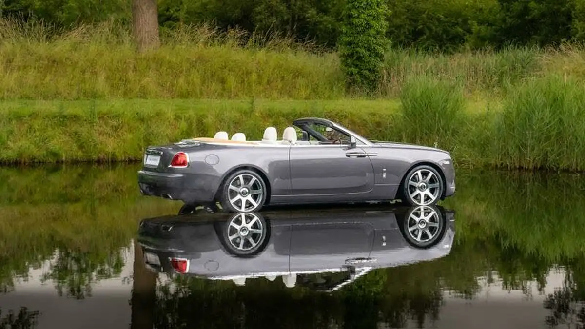 2017-rolls-royce-dawn-66-inspired-by-fashion-big-4