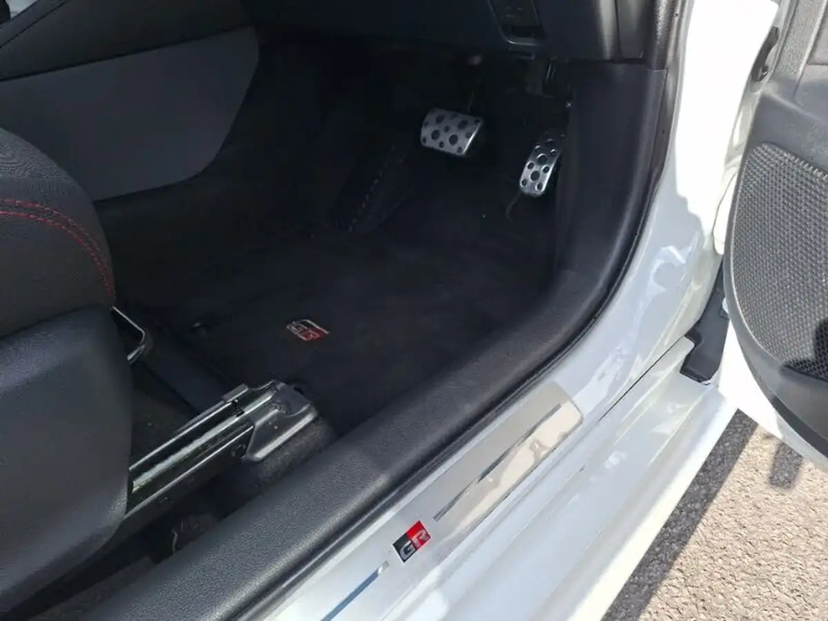 2023-toyota-yaris-15-vvt-i-gr-sport-114bhp-big-12