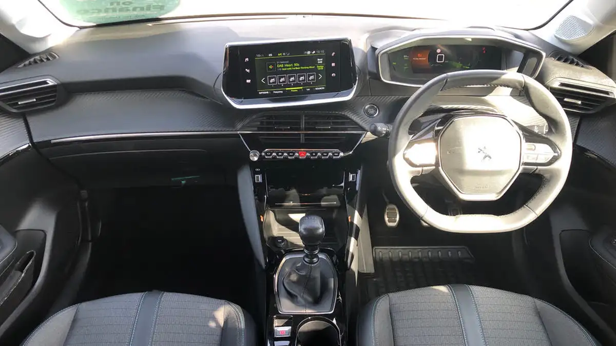 2023-peugeot-208-12-puretech-allure-premium-100ps-big-3