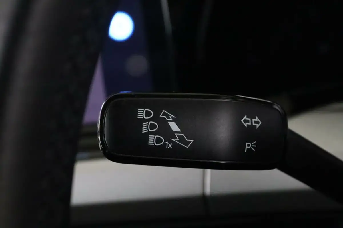 2021-volkswagen-golf-20tdi-life-hatchback-big-23