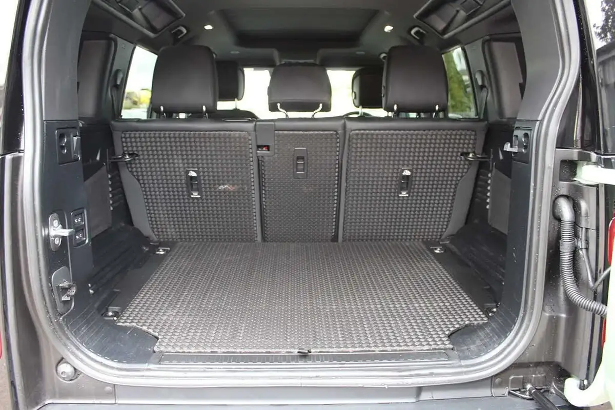 2023-land-rover-110-defender-30-d300-75th-edition-big-16