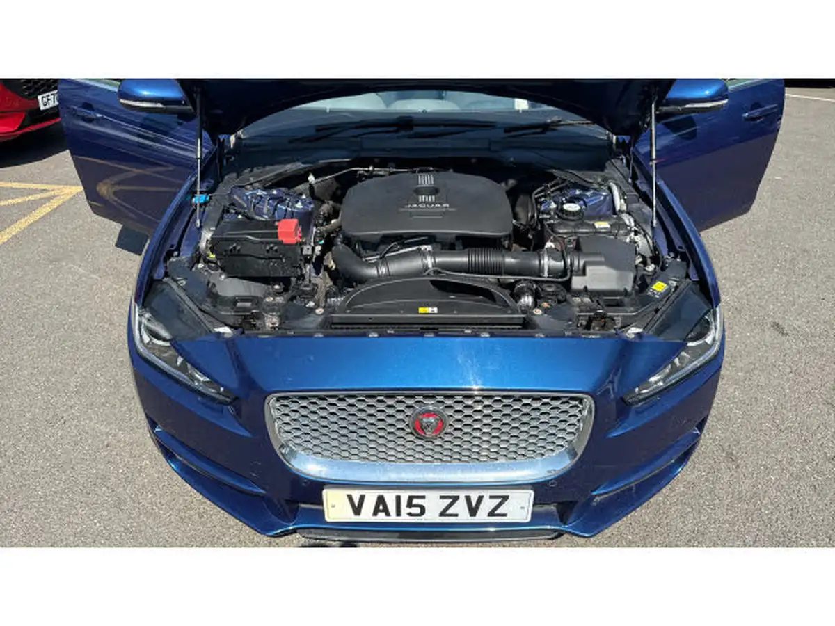 2015-jaguar-xe-20-portfolio-big-7