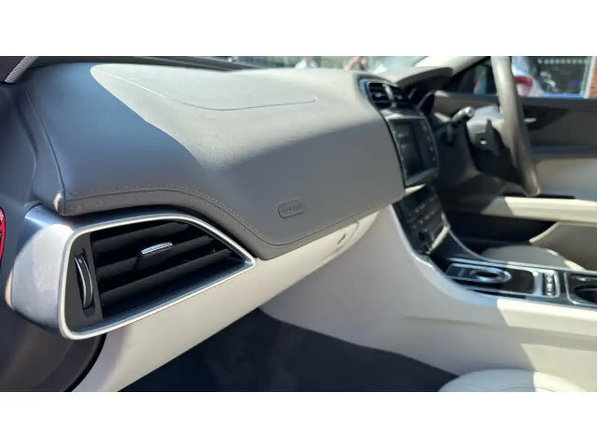 2015-jaguar-xe-20-portfolio-big-31