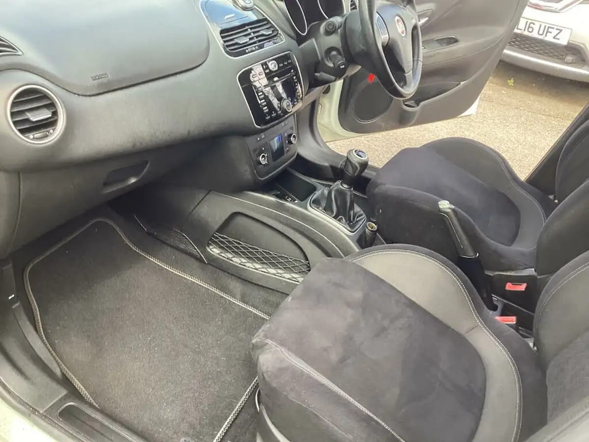 2013-fiat-punto-14-gbt-105bhp-multiair-5d-big-15