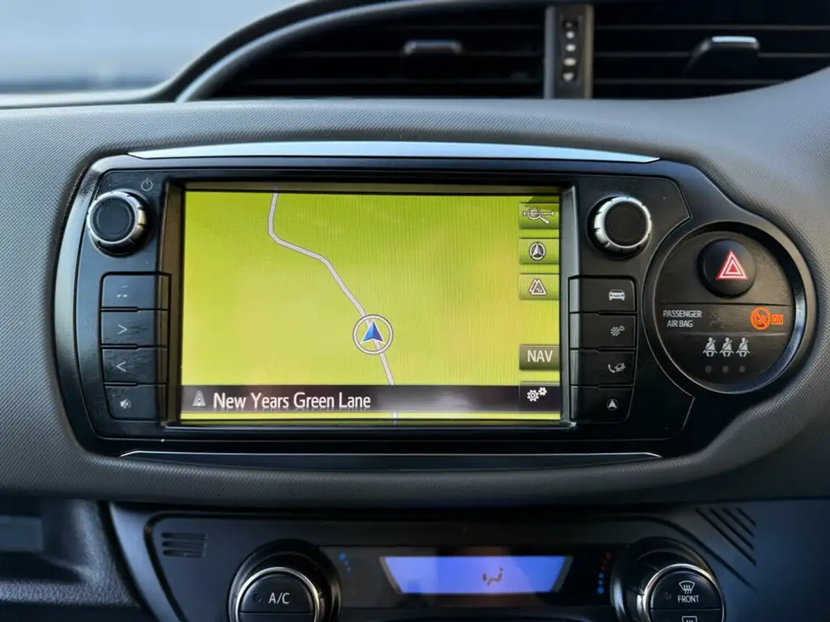 2016-toyota-yaris-15-vvt-i-design-hybrid-big-57