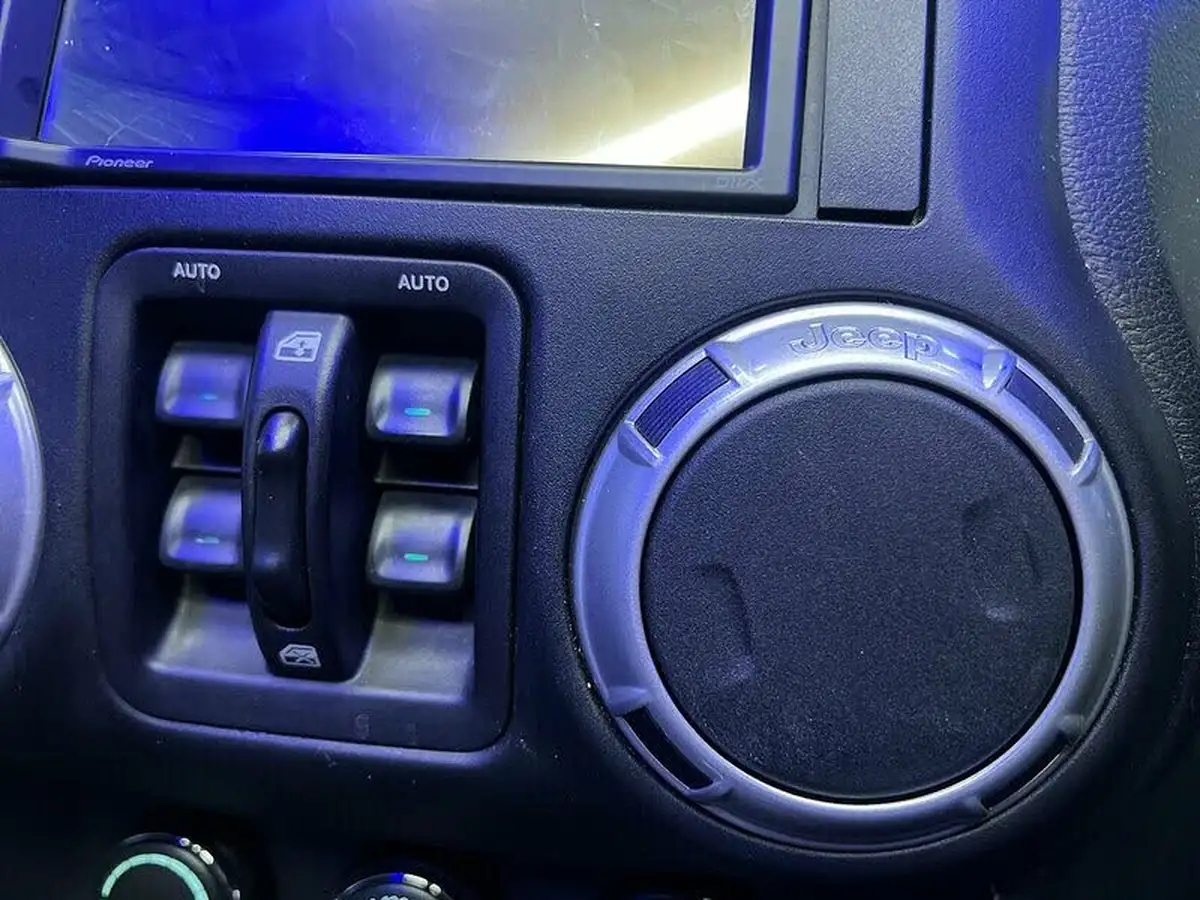 2015-jeep-wrangler-28crd-sahara-5d-big-28