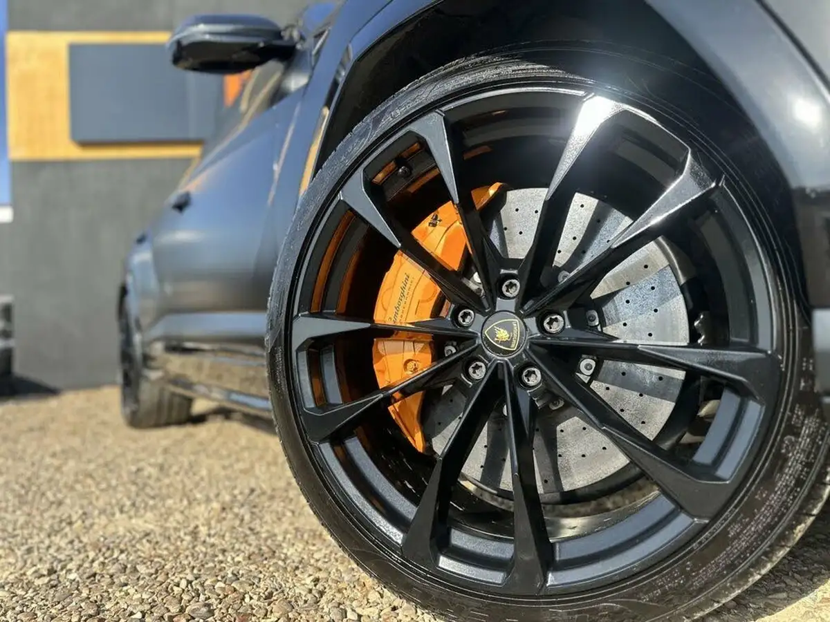 2022-lamborghini-urus-40-no-trim-big-14