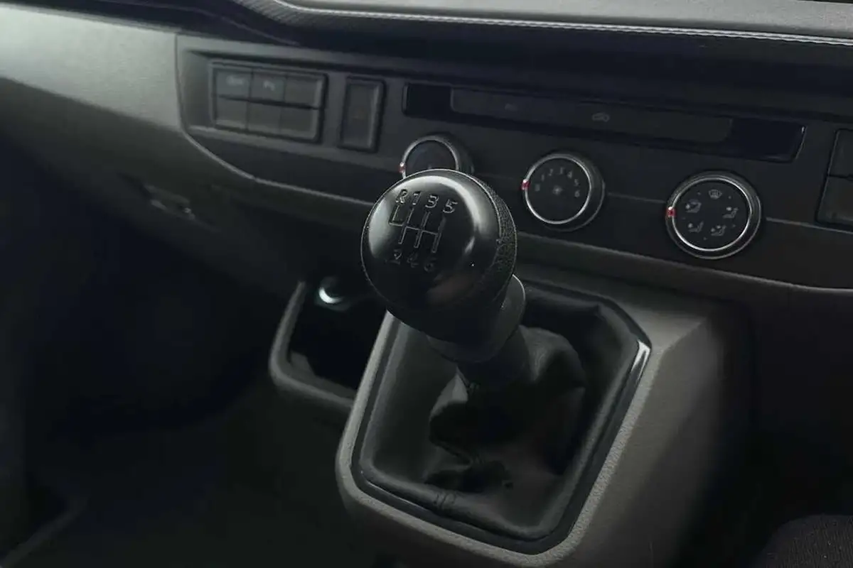 2024-volkswagen-transporter-big-18