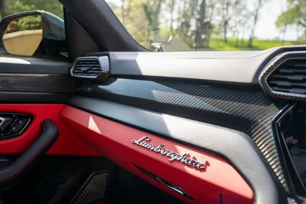 2022-lamborghini-urus-40-no-trim-big-39
