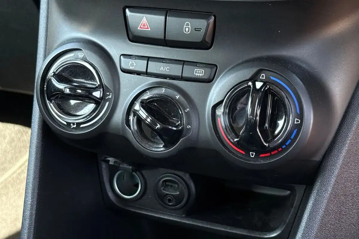 2016-peugeot-208-12-puretech-active-design-menthol-5d-big-21