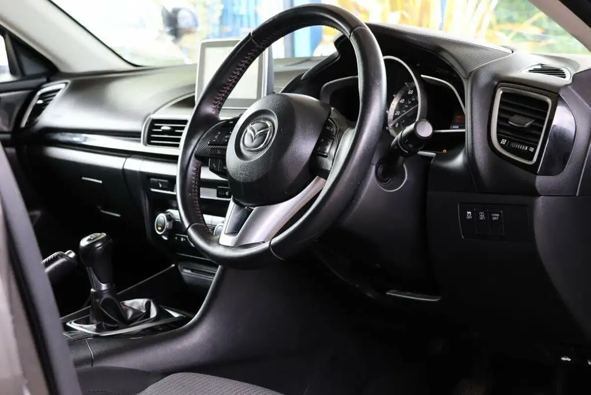 2014-mazda-mazda3-20-se-l-nav-hatchback-5d-big-4