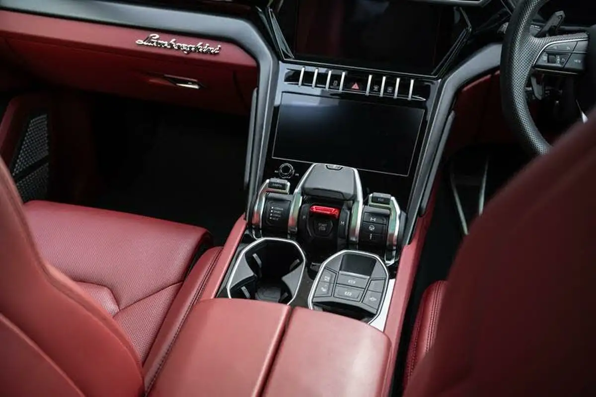 2022-lamborghini-urus-40-no-trim-big-12