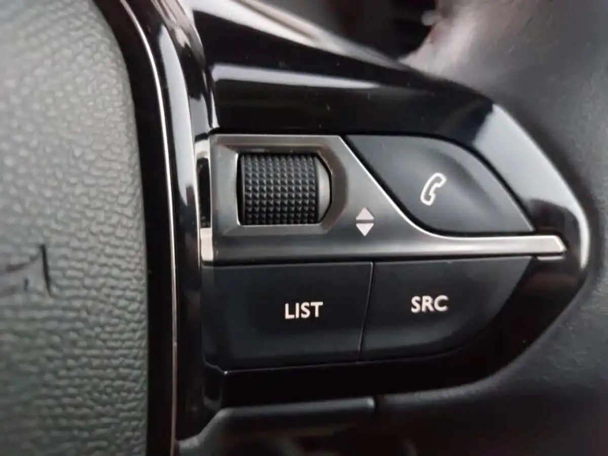 2021-peugeot-208-12-puretech-allure-100bhp-big-15