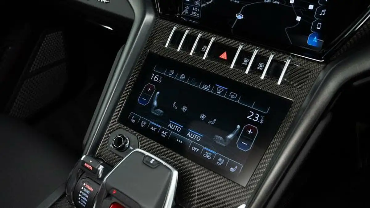 2021-lamborghini-urus-40-no-trim-big-32