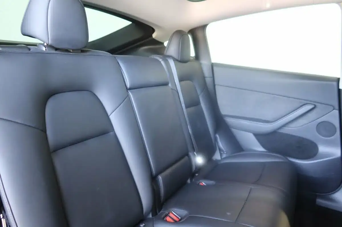 2022-tesla-model-y-e-long-range-big-14