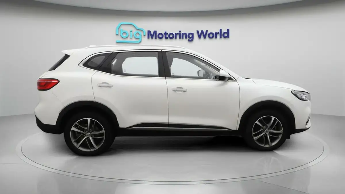 2022-mg-hs-15t-gdi-exclusive-162ps-big-8