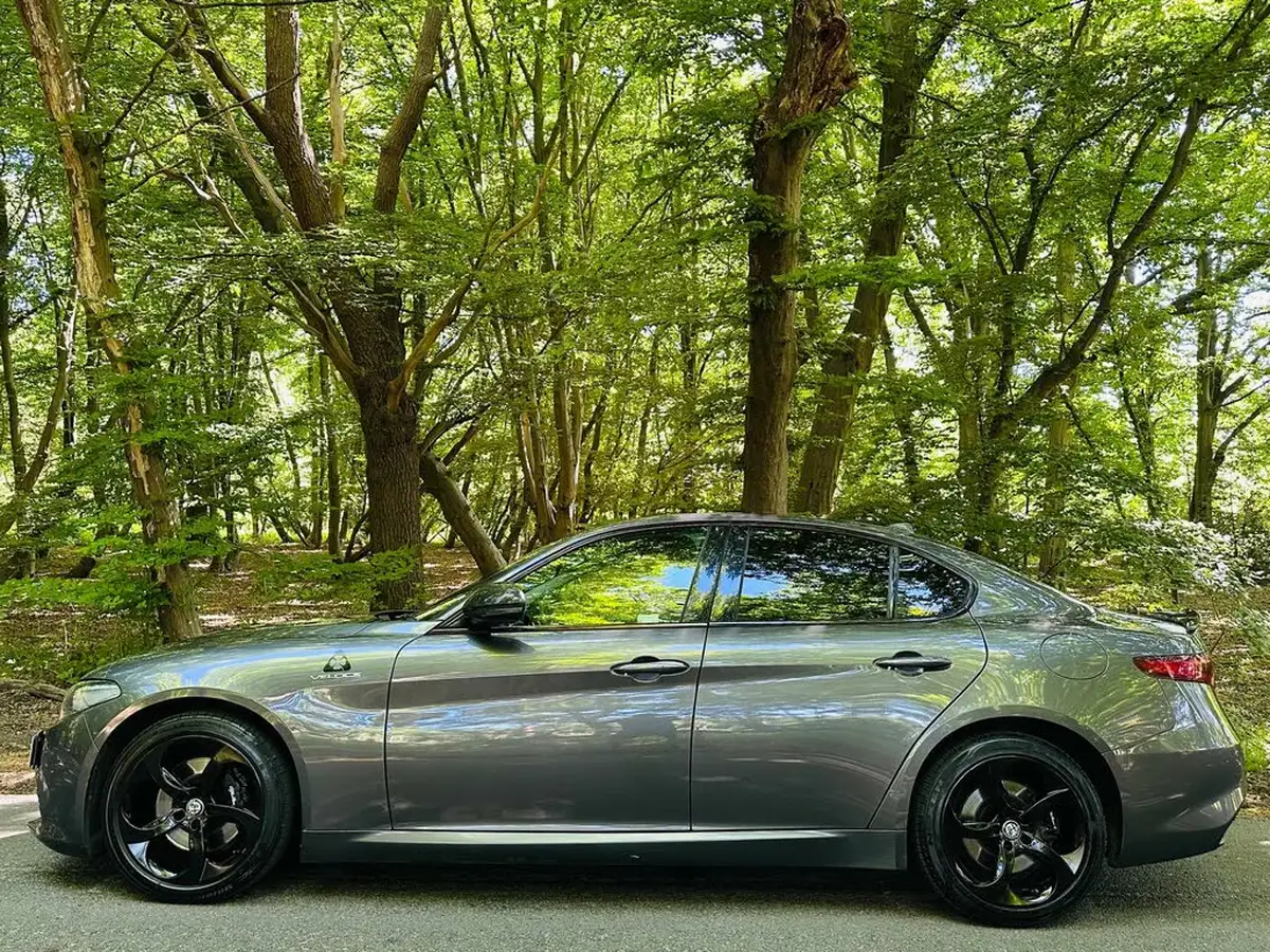 2019-alfa-romeo-giulia-20-veloce-big-36