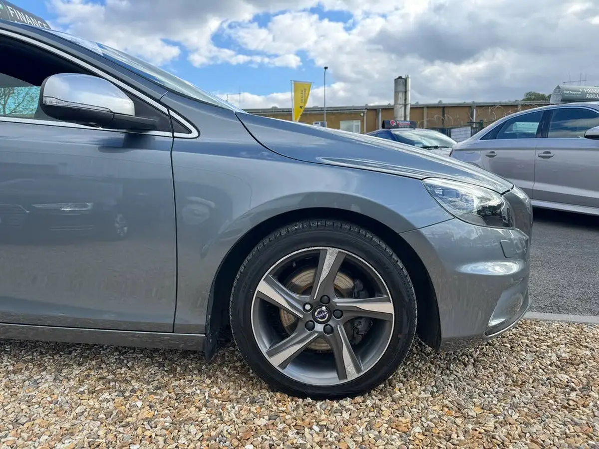 2015-volvo-v40-20td-d2-r-design-lux-nav-big-17