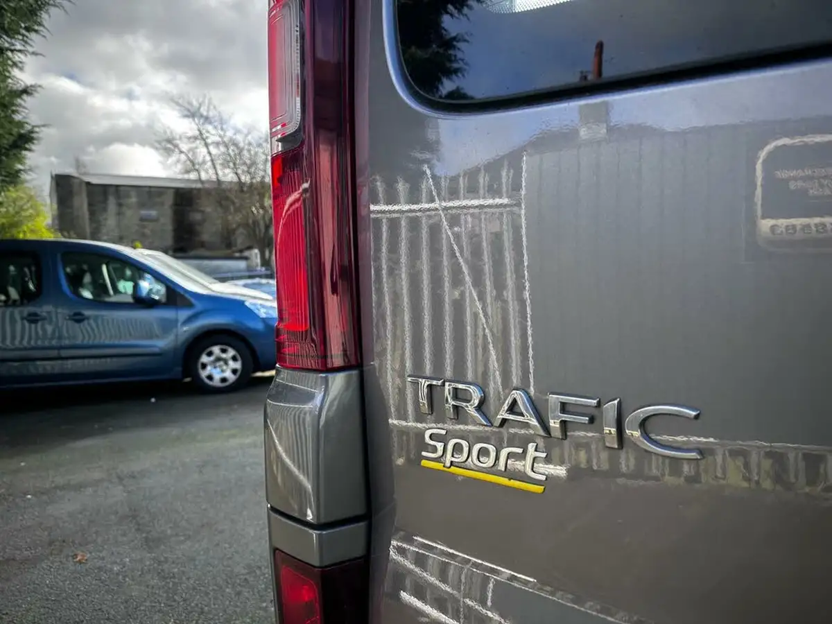 2019-renault-trafic-16dci-ll29-120-sport-nav-eu6c-bus-9-seats-big-7