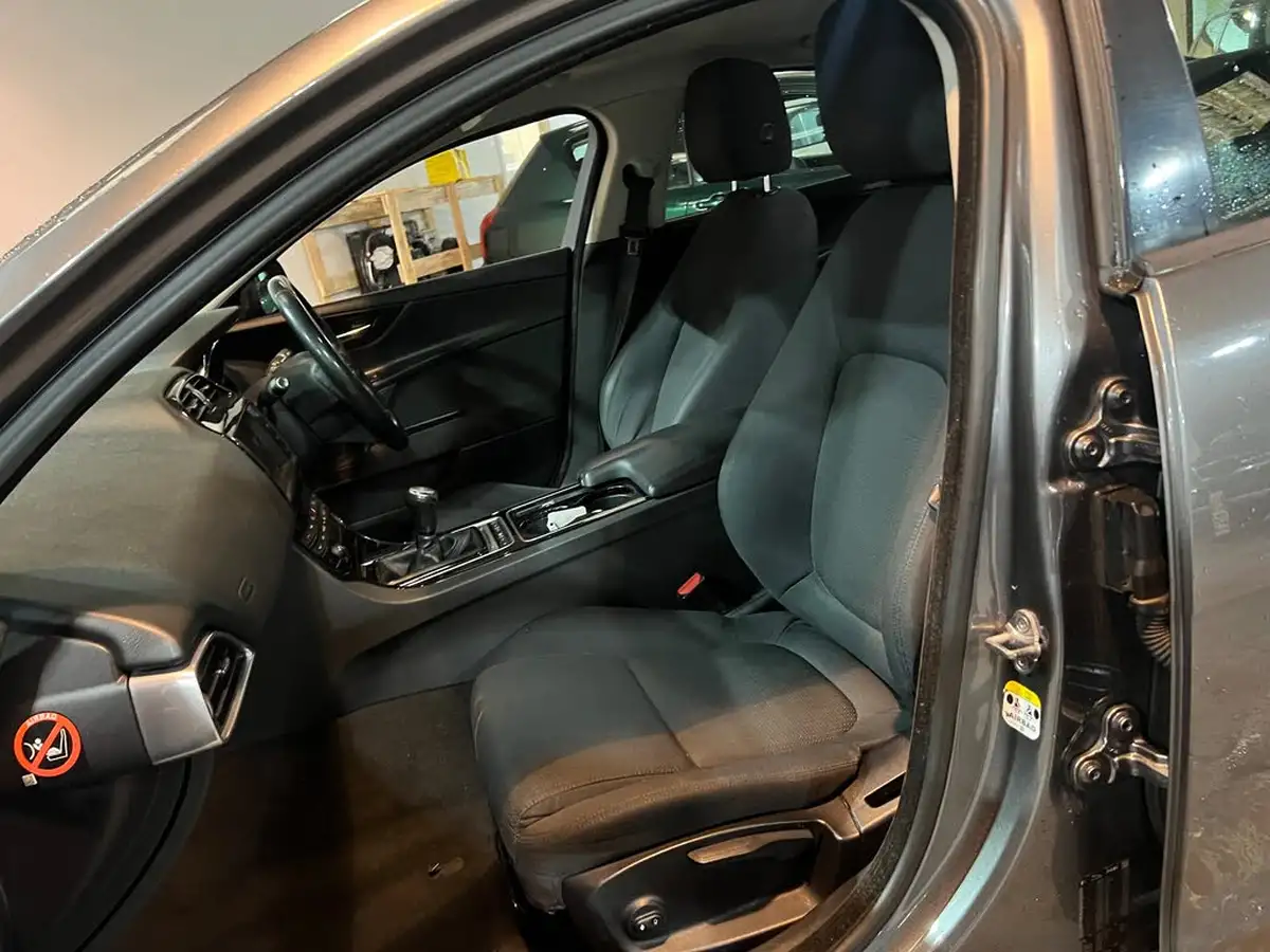 2015-jaguar-xe-20td-se-163ps-big-10