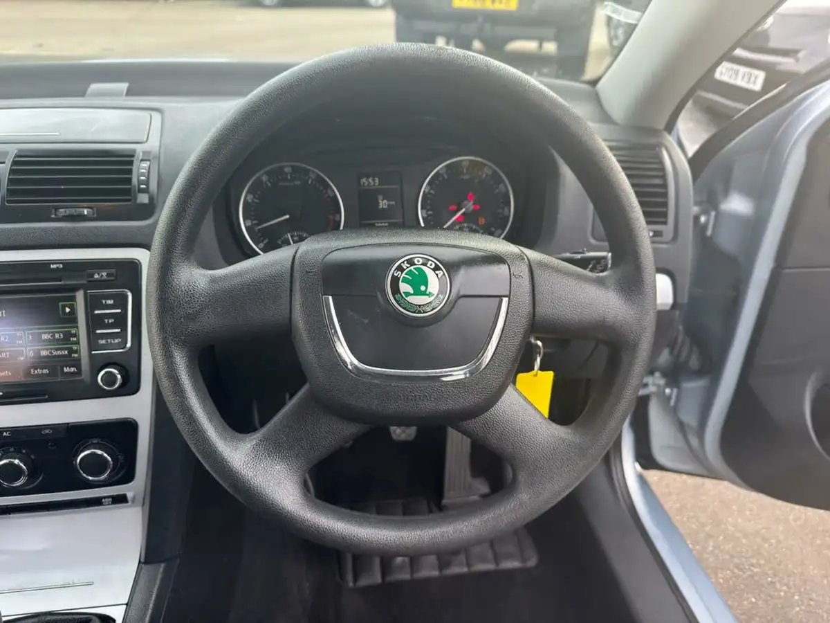 2011-skoda-octavia-16-se-hatchback-big-8