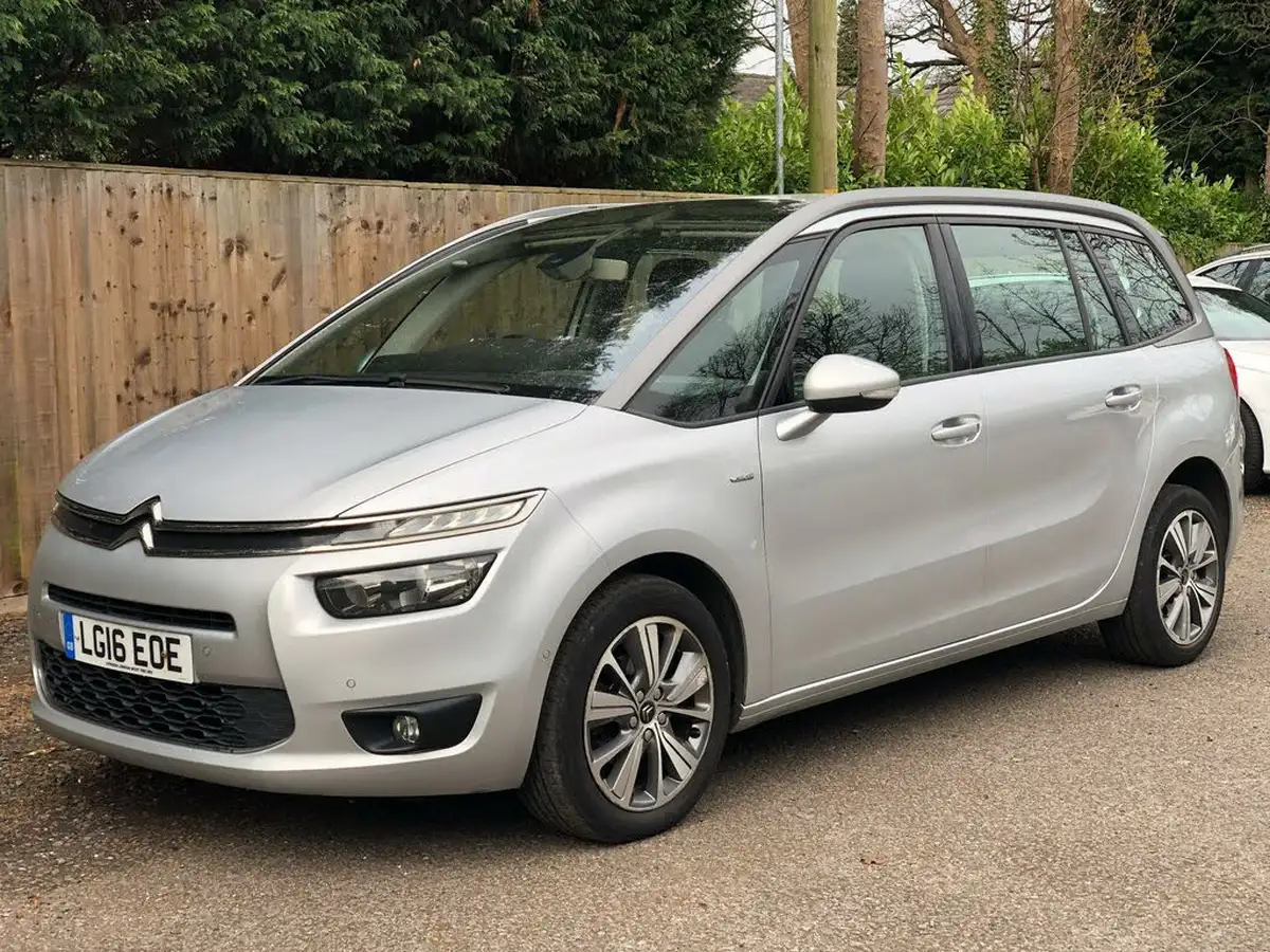 2016-citroen-grand-c4-picasso-16bluehdi-exclusive-eat6-big-9
