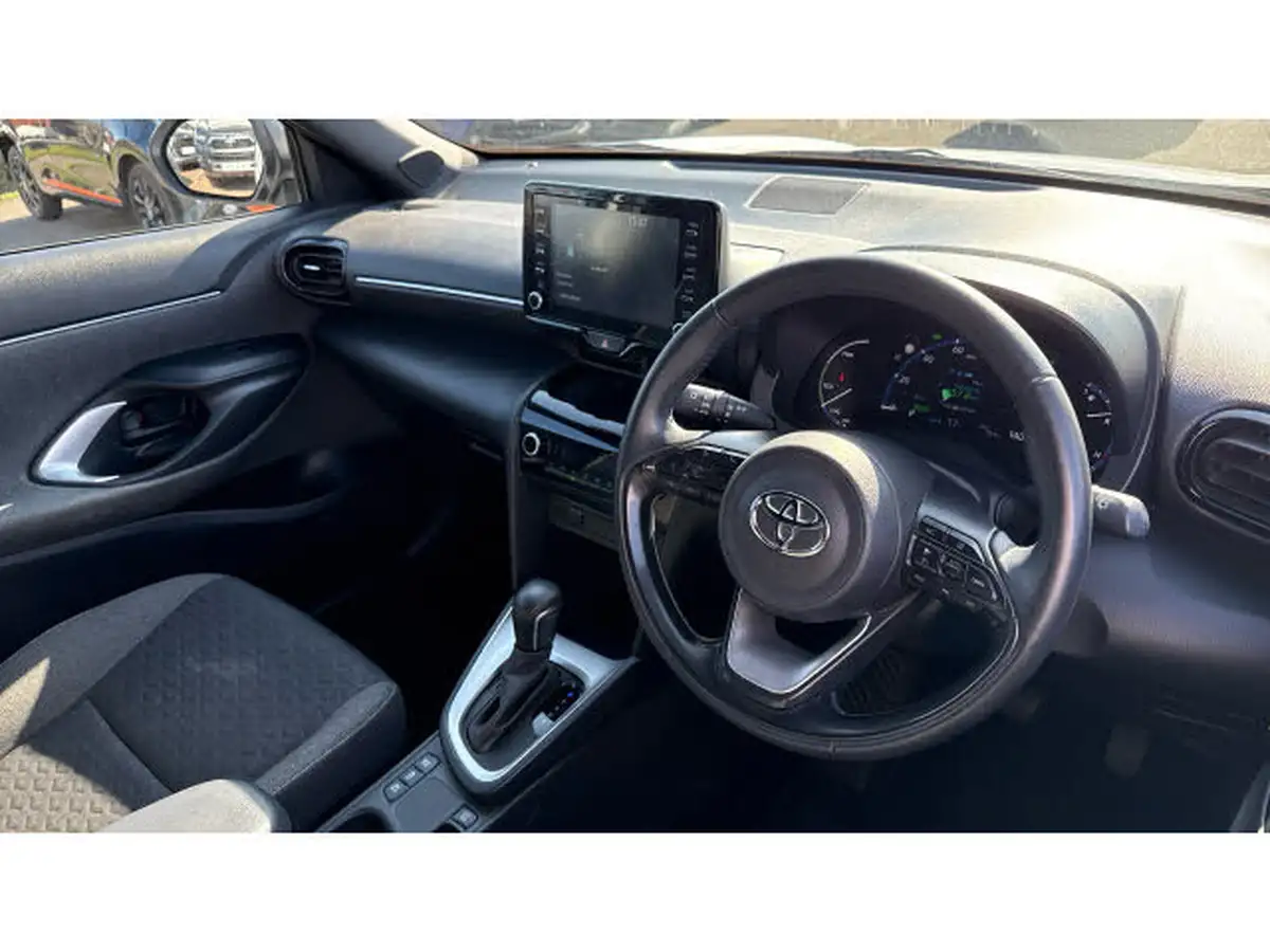 2021-toyota-yaris-15-vvt-i-design-panoramic-roof-big-10