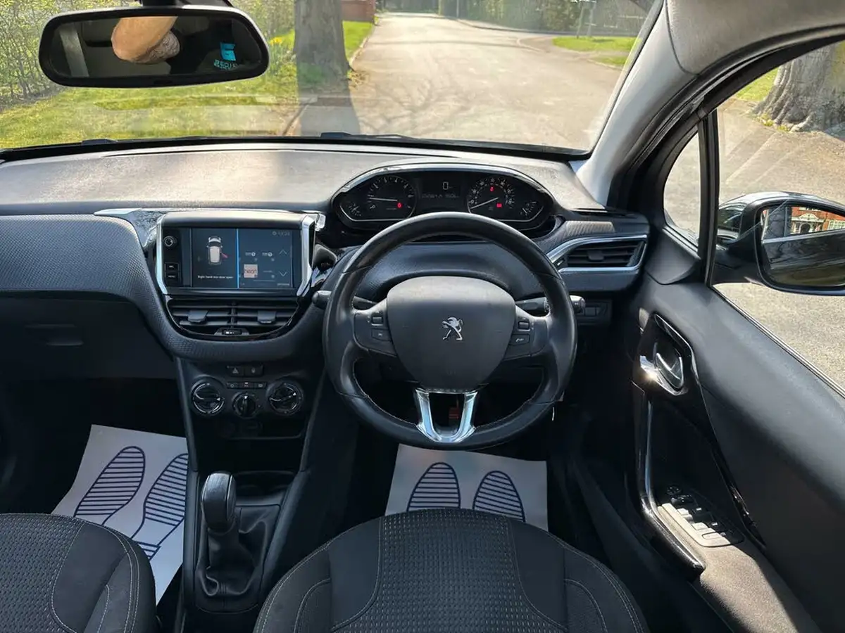 2018-peugeot-208-12-puretech-allure-premium-ss-big-13