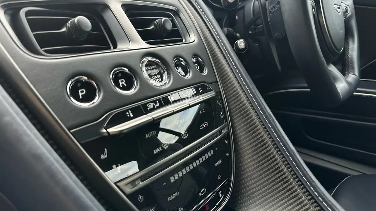 2020-aston-martin-dbs-52-v12-superleggera-big-19