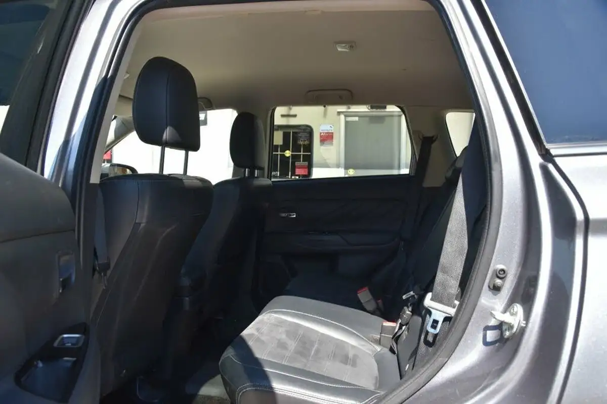 2018-mitsubishi-outlander-20-juro-phev-big-23