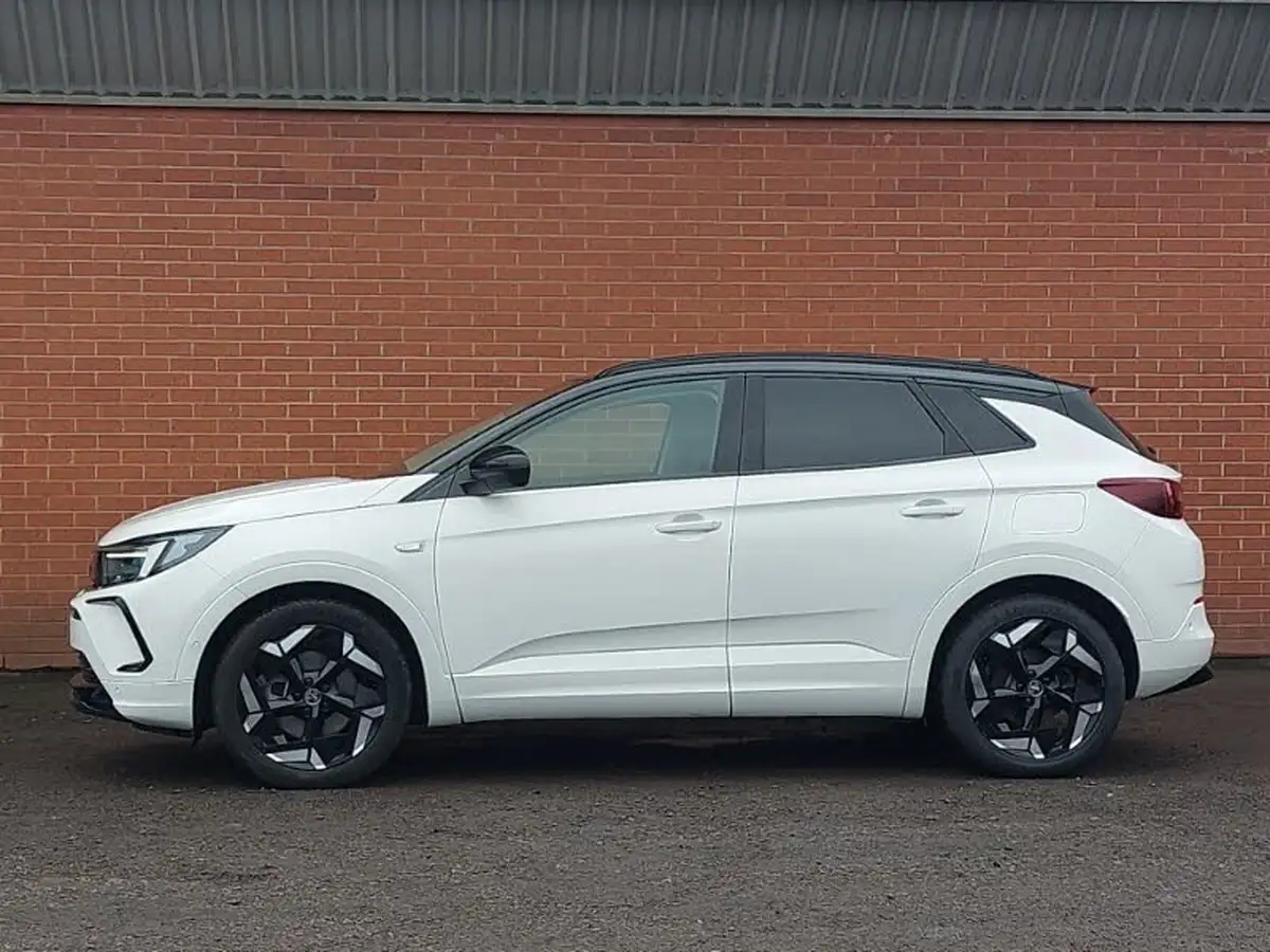 2023-vauxhall-grandland-16-gse-big-3
