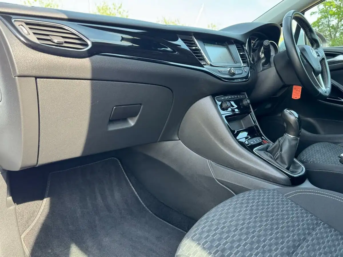 2019-vauxhall-astra-14i-16v-turbo-sri-nav-ss-hatchback-big-12