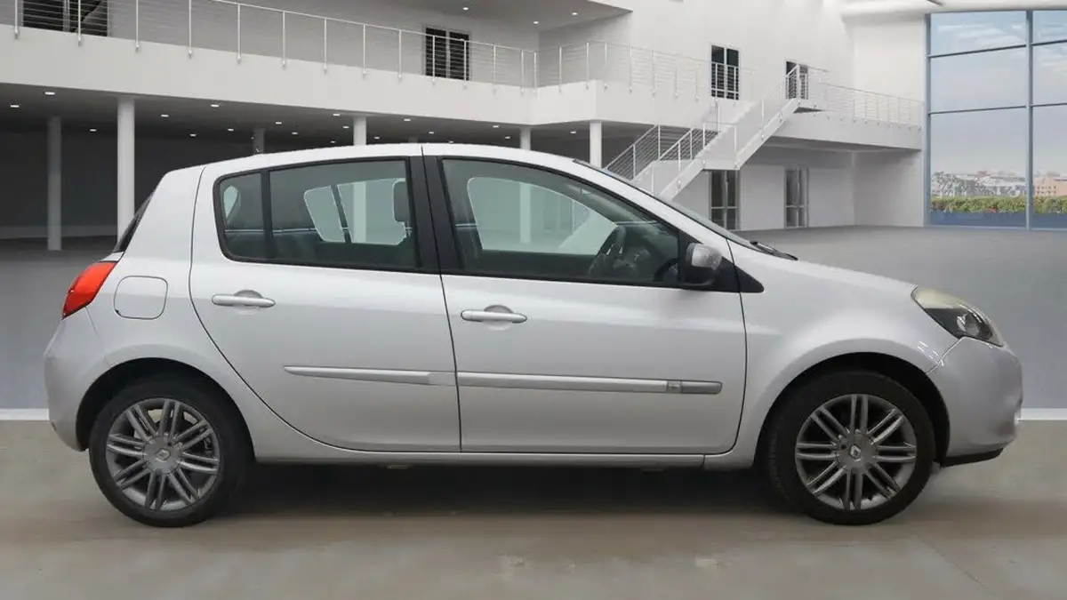 2012-renault-clio-12-dynamique-tom-tom-16v-75bhp-hatchback-5d-big-4