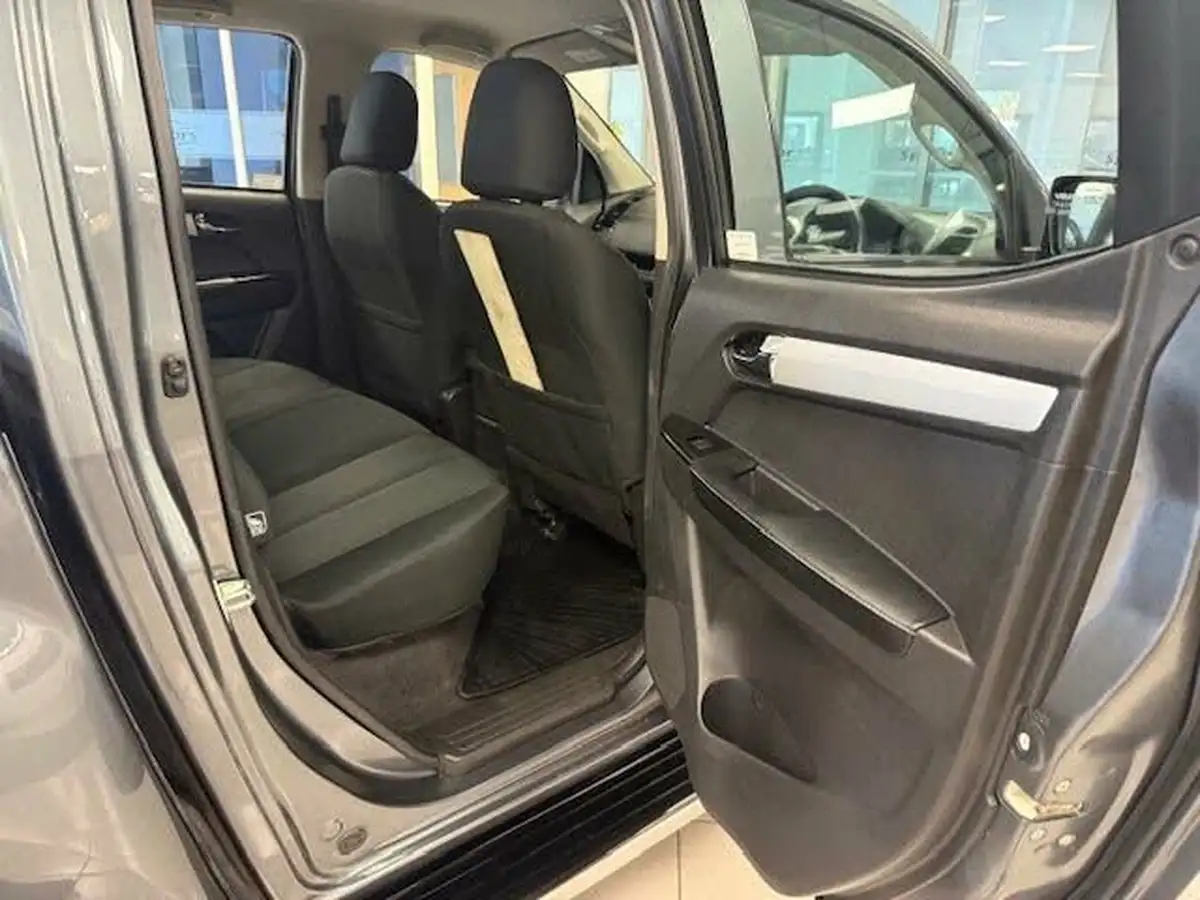 2019-isuzu-d-max-19td-yukon-double-pick-up-big-16