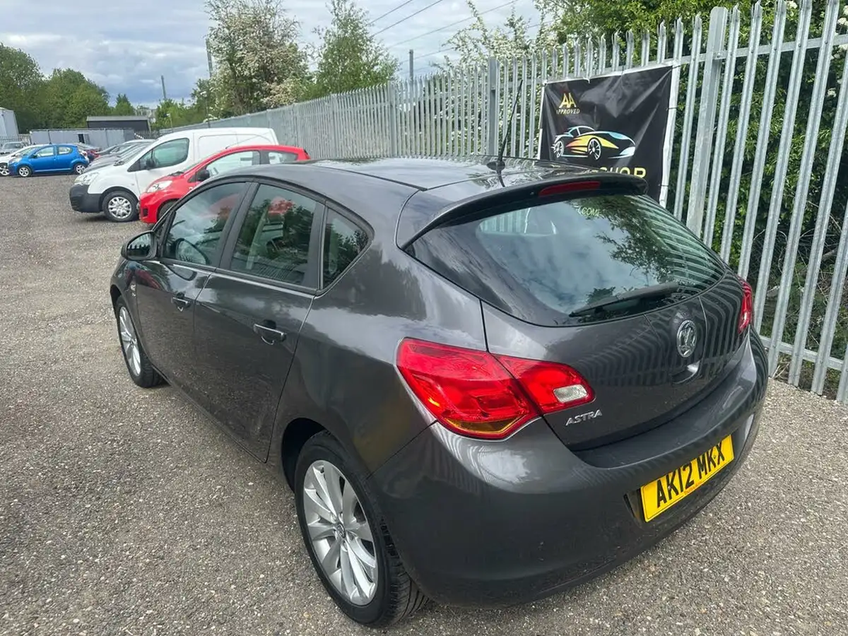 2012-vauxhall-astra-14-active-big-5