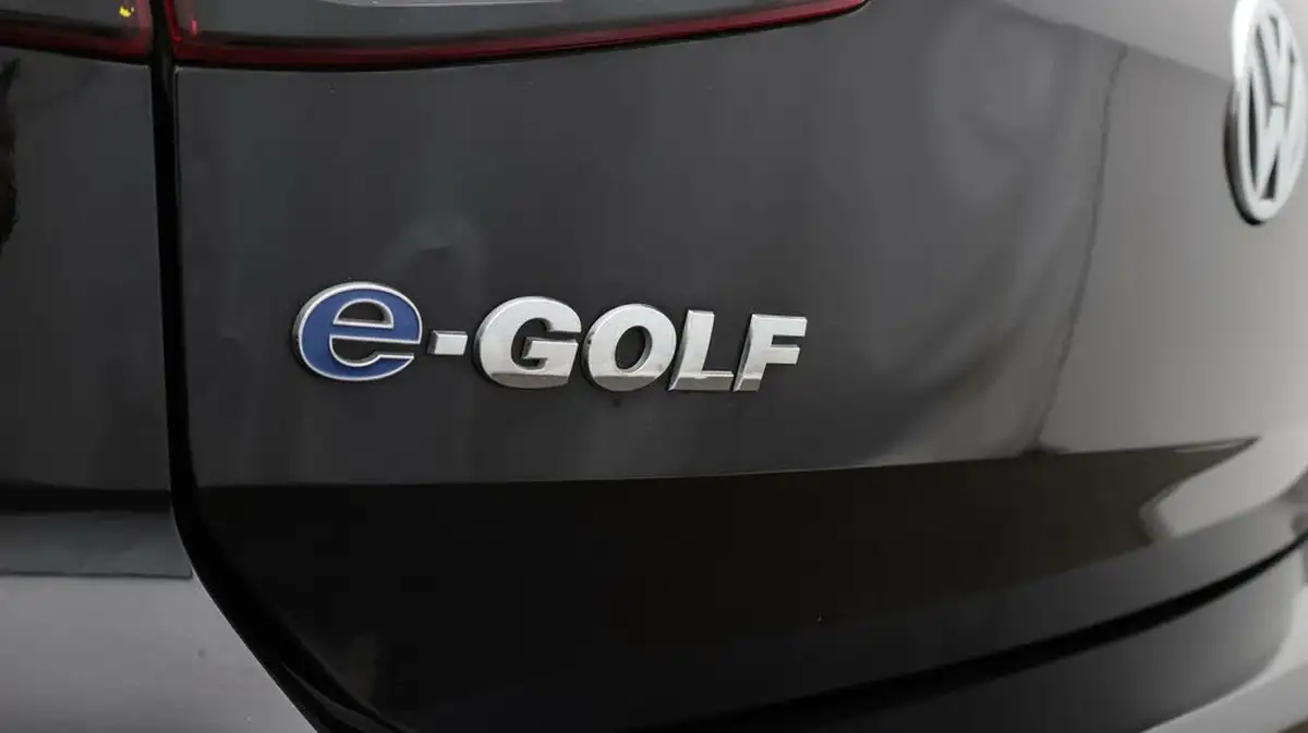 2019-volkswagen-golf-e-e-golf-big-20