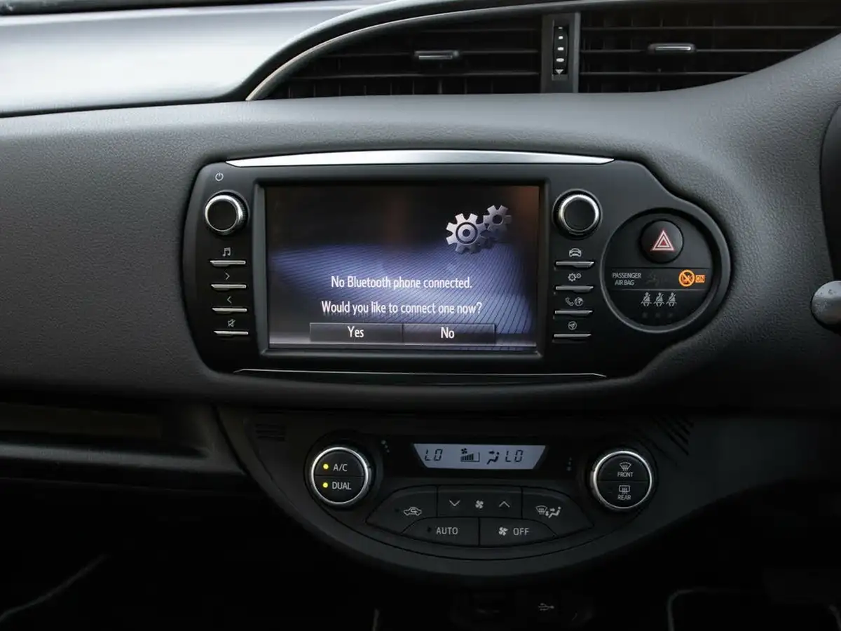 2017-toyota-yaris-15-vvt-i-icon-navi-hybrid-big-23