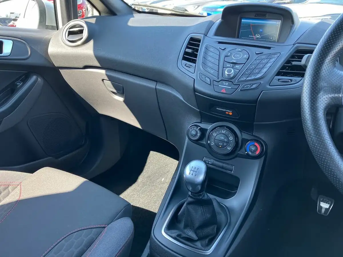2017-ford-fiesta-10t-st-line-100ps-3d-big-19