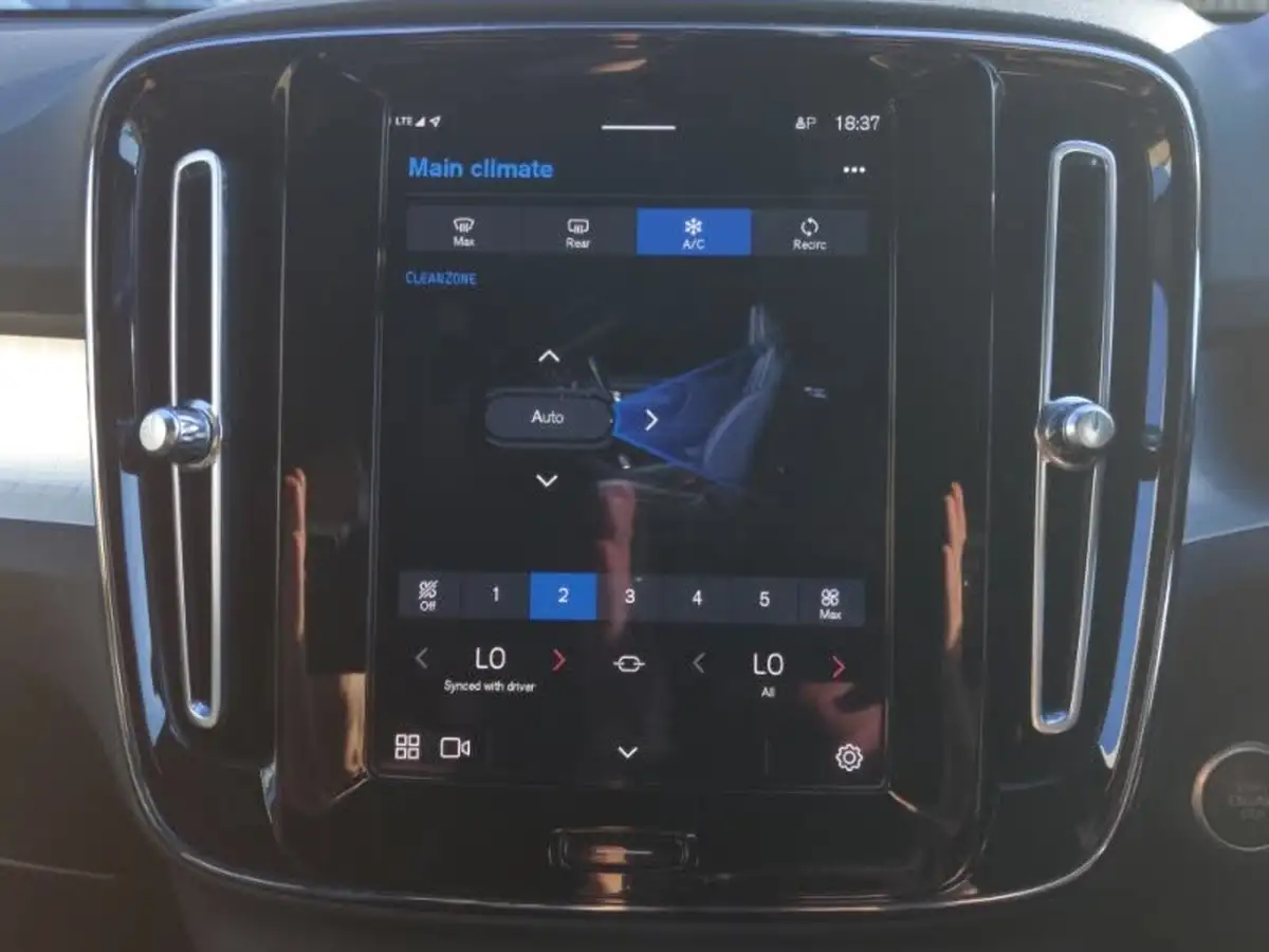 2023-volvo-xc40-20-b3-core-big-14