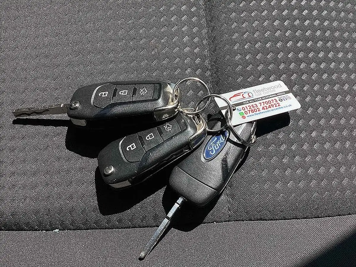 2019-ford-focus-15-zetec-95ps-ss-hatchback-big-27