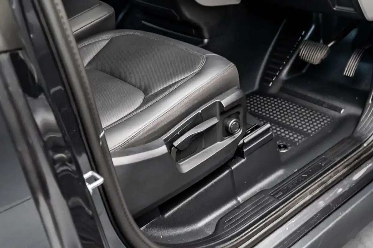 2025-land-rover-90-defender-30-d250-hard-top-s-90-250pseu6e-big-36
