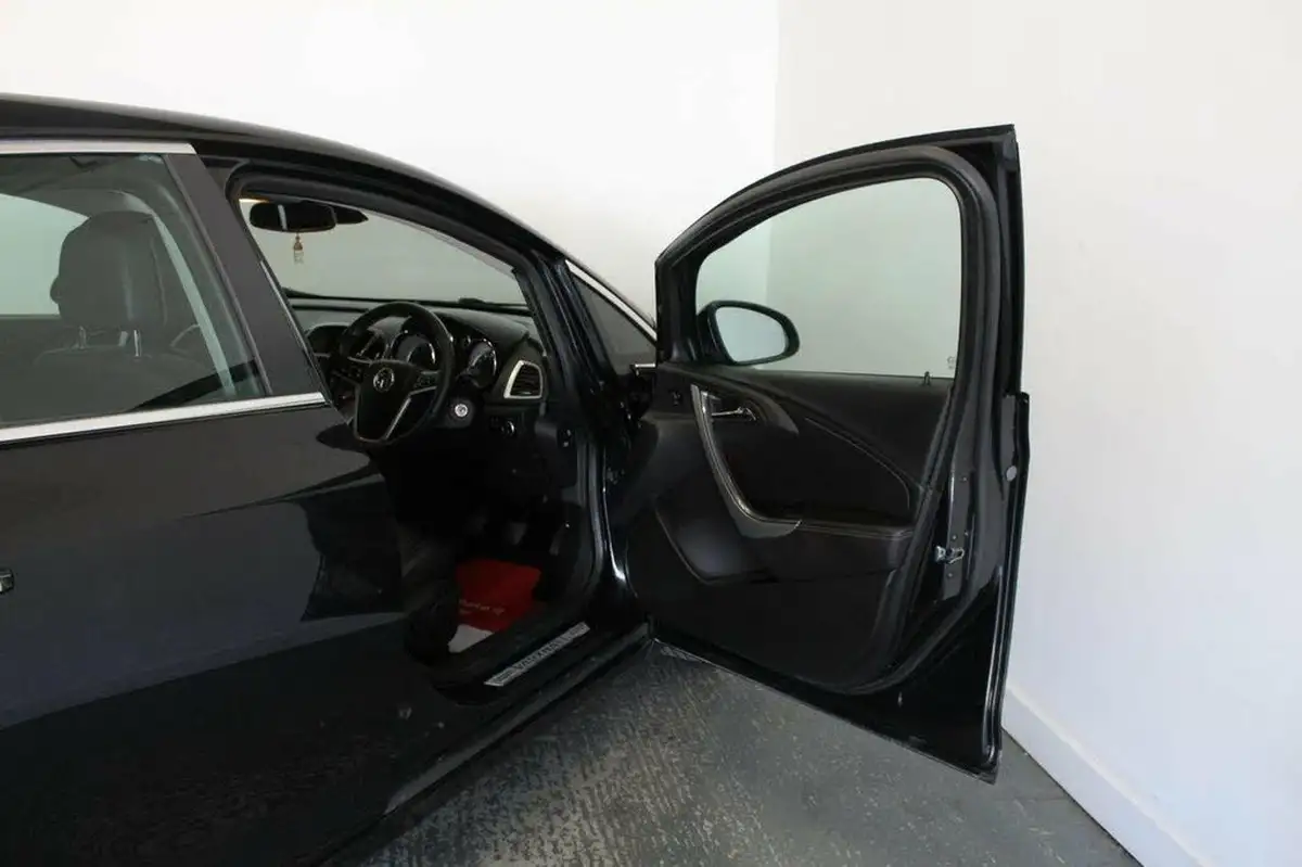 2012-vauxhall-astra-20td-elite-16v-165ps-ecoflex-ss-big-24