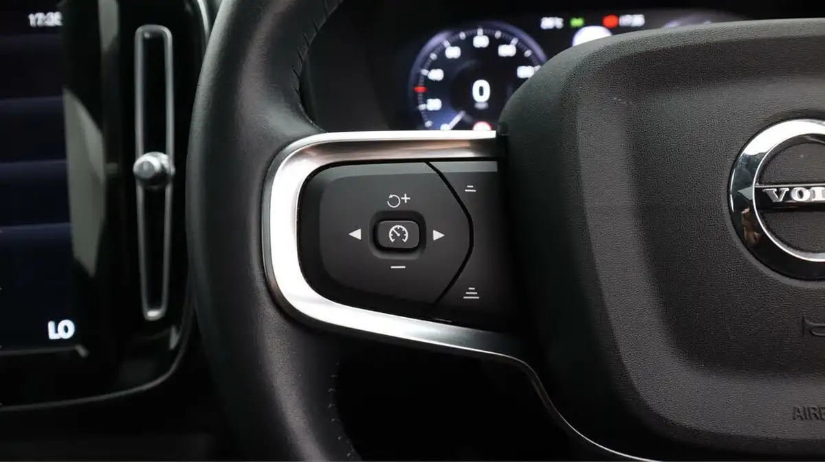 2021-volvo-xc40-15-t3-momentum-163bhp-big-24